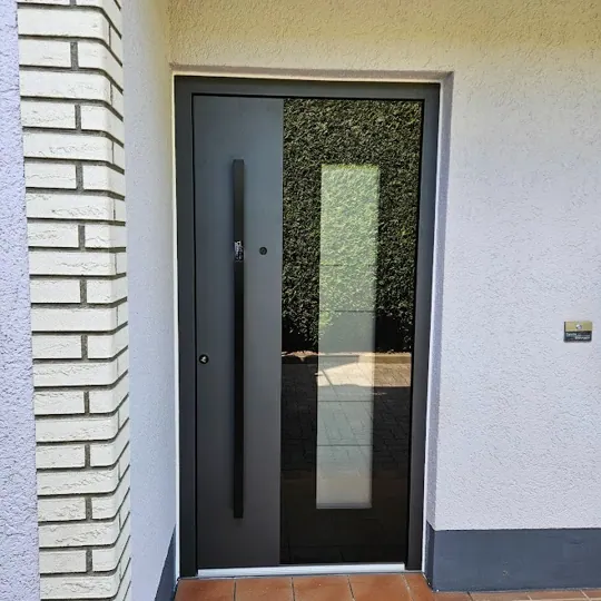 Inotherm Exclusiv · DB703 Eisenglimmer · schmaler vertikaler Glasausschnitt