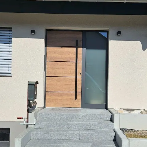 Inotherm Exclusiv Haustür in Holzdekor Eiche mit schwarzem Vertikalakzent