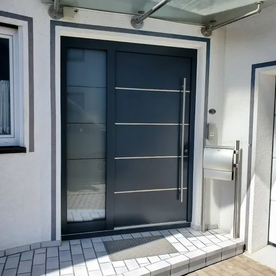 Inotherm Exclusiv in Anthrazit mit Edelstahlleisten und Glas-Seitenteil