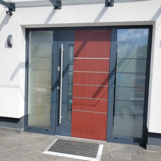 Inotherm Exclusiv in Anthrazit mit rotem Dekorpaneel und Seitenteilen