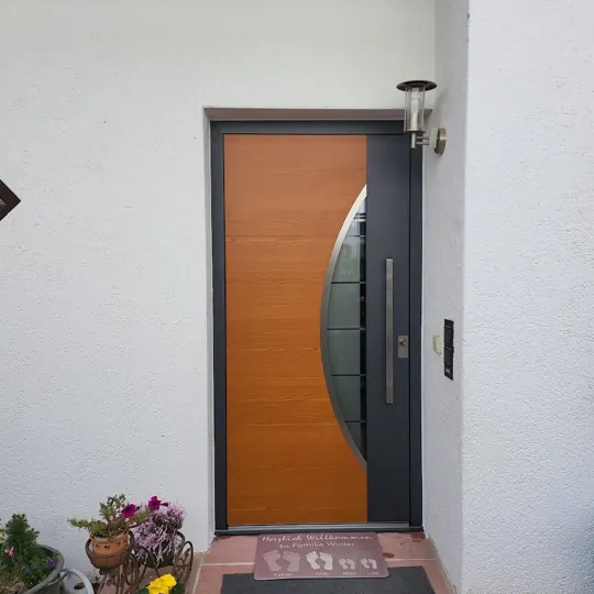Inotherm Exclusiv in RAL 7016 Anthrazitgrau mit leuchtendem Eiche-Holzdekor