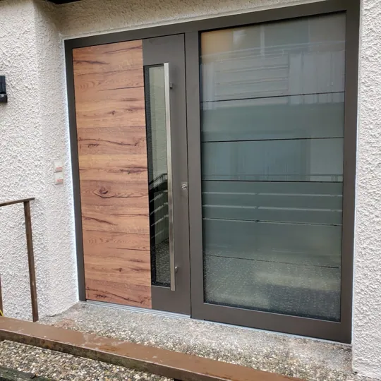 Inotherm Exclusiv mit Eiche-Dekor und großem Glas-Seitenteil