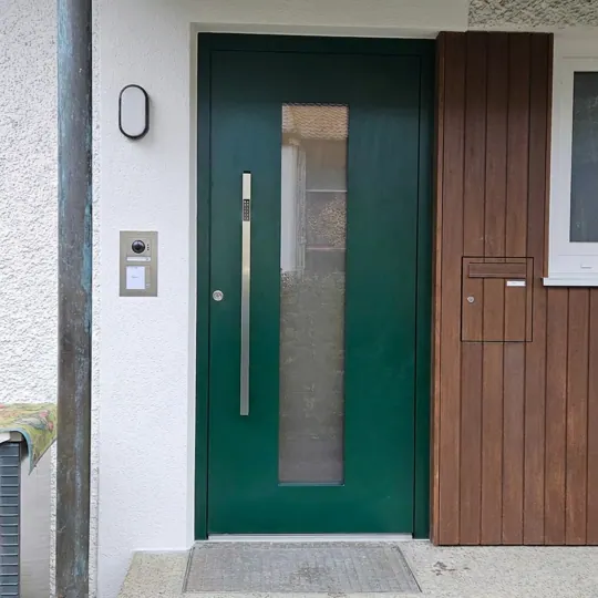Inotherm Exclusiv-Serie | RAL 6009 Tannengrün mit satiniertem Ornamentglas-Ausschnitt