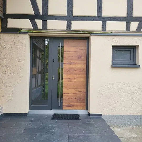 Inotherm Exclusiv Sonderserie Altholz in RAL 7016 Anthrazitgrau mit vertikalem Split Eiche Dekor und Glas-Seitenteil