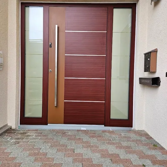 Inotherm Exclusiv · zweifarbig in Mahagoni-Holzdekor mit kontrastierendem Caramel-Mittelteil