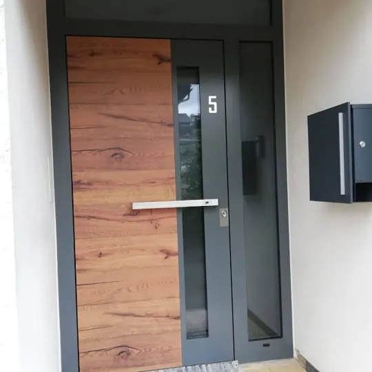 Inotherm Holz-Alu | Eiche-Optik mit anthrazitem Rahmen und Seitenteil