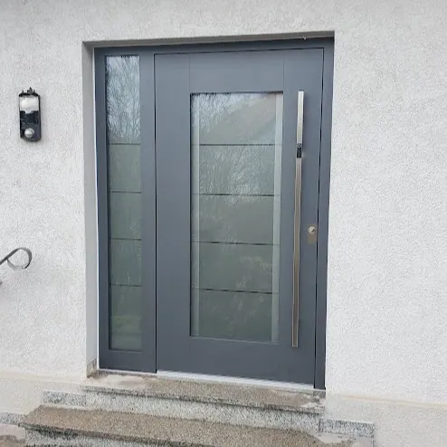 Inotherm in RAL 7016 Anthrazitgrau mit schmalem Glasstreifen und großflächigem Seitenteil