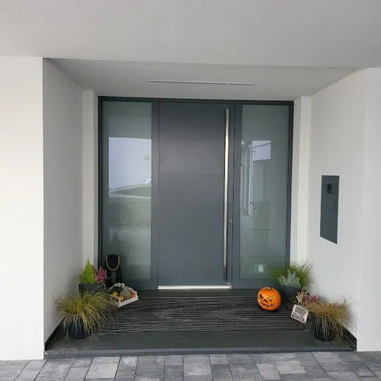 Inotherm Premium Aluminium-Haustür in DB703 Eisenglimmer mit zwei Glas-Seitenteilen und Oberlicht