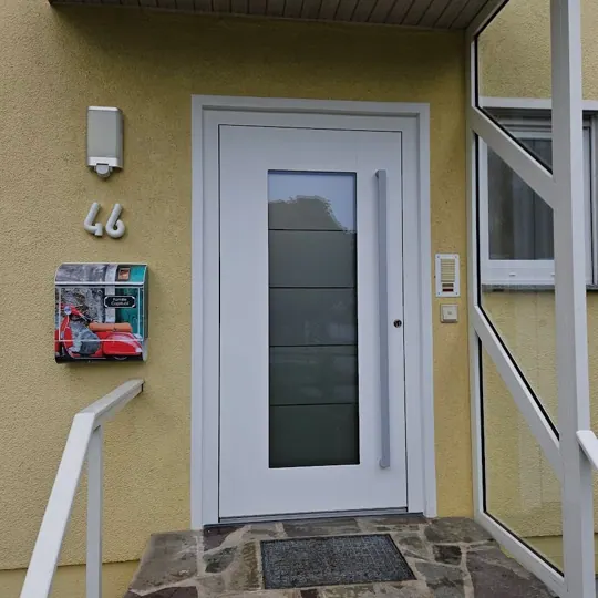 Inotherm Select · RAL 9016 Verkehrsweiß · großzügiger Glasausschnitt mit horizontaler Streifenstruktur