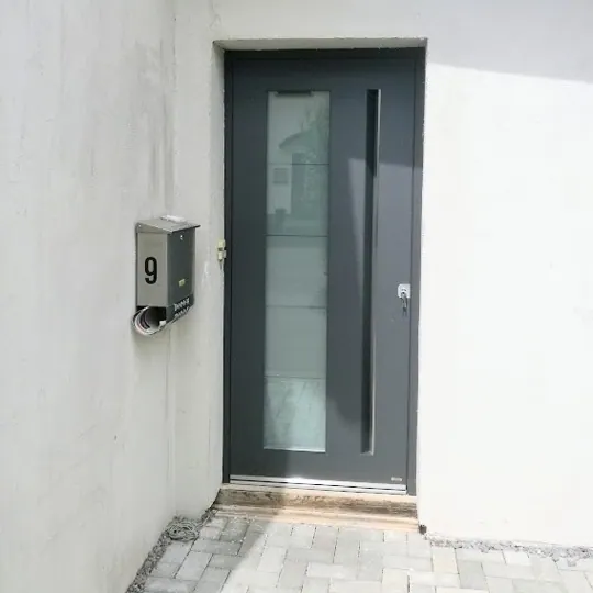 Moderne anthrazitfarbene Haustür mit Glasausschnitt (Neubau)