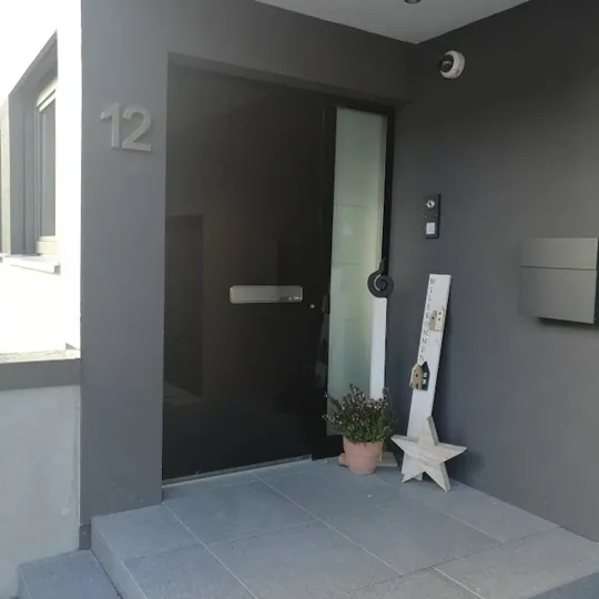 Moderne anthrazitfarbene Haustür mit Glasleiste