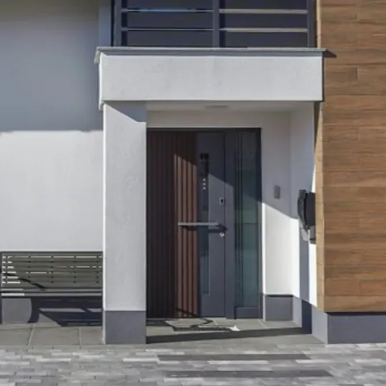 Moderne Tür mit Holzlamellen-Optik und Seitenteilen