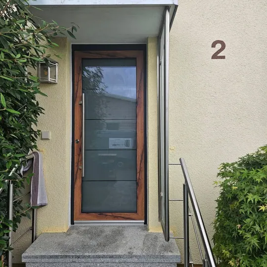 Neue Haustür im bestehenden Altbaueingang