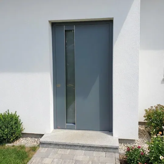 Pirnar Blaugrau mit schmalem Glasstreifen | Einfamilienhaus