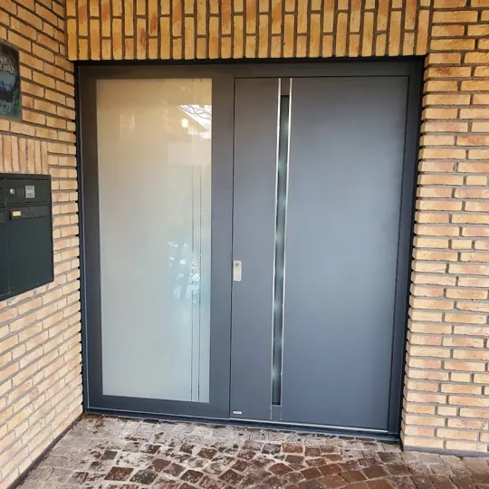 Pirnar Tür mit Seitenteil in Anthrazit mit großen Glasflächen