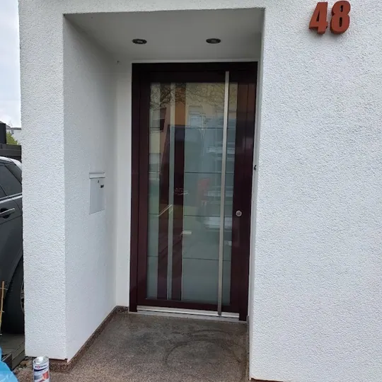 Weinrot/Mahagoni-Dekor mit Glasstreifen, Einfamilienhaus