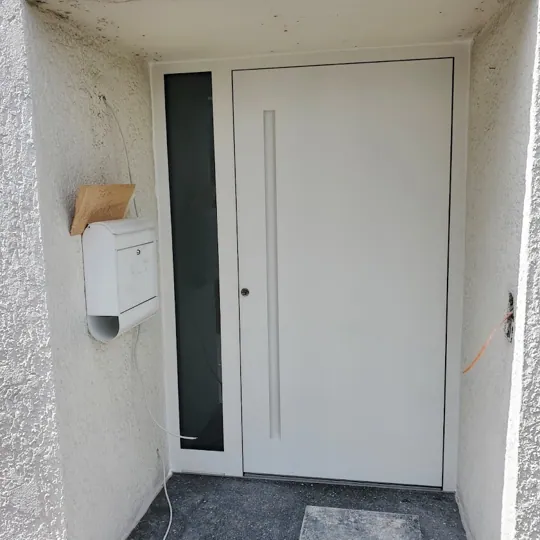 Weiße Haustür mit Glasstreifen und Seitenteil