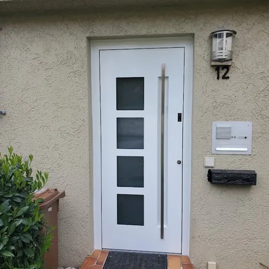 Weiße Inotherm Haustür mit 4 Glasfelder, mit Fingerscanner