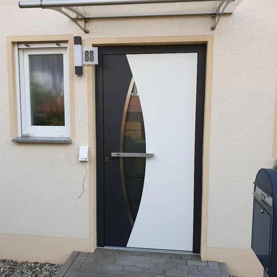 Zweifarbige Haustür Anthrazit/Weiß mit geschwungenem Glasdesign