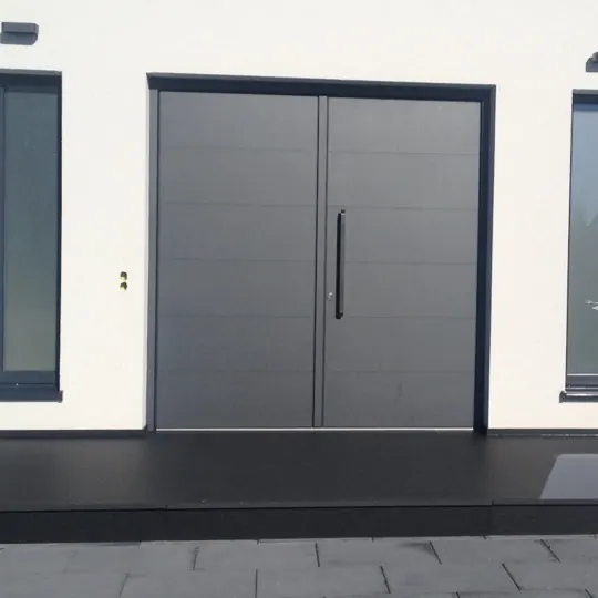 Zweiflügelige Haustür in Anthrazit