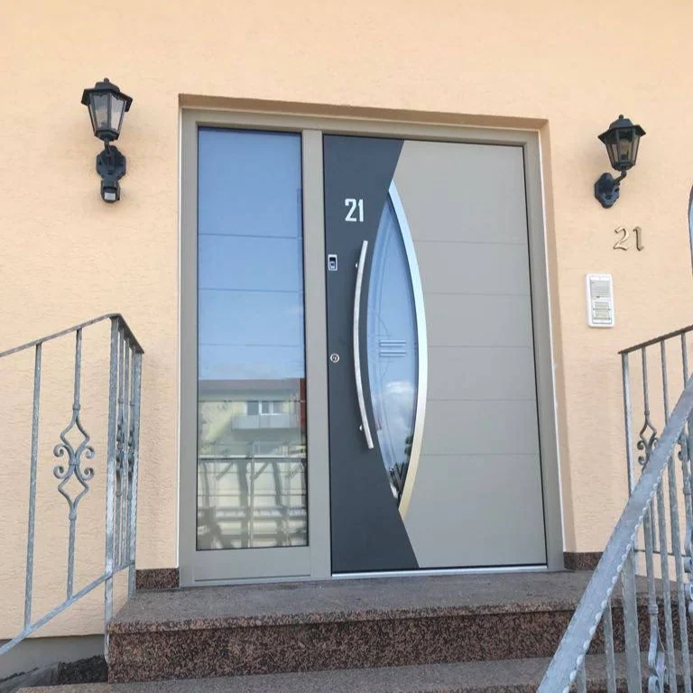 Zweifarbige Design-Tür mit ovalem Glasausschnitt und Seitenteil