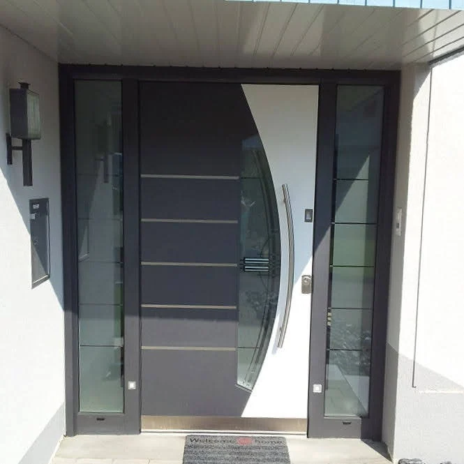 Zweifarbige Eingangsanlage mit Bogenmotiv und Seitenteilen